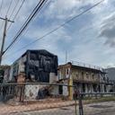 El complejo de apartamentos de tres pisos en 501 North 8th St. en Reading permaneció vallado el 18 de julio después de que la pared sur se derrumbara el 5 de julio.