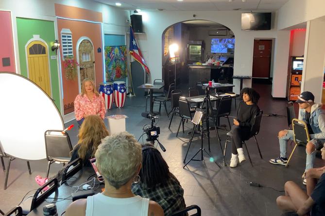 Students interview Rosa Julia Parra of Palo Magazine for “Roots of Solidarity.”